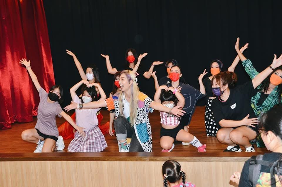 宸甄帶領孩子們的舞蹈表演