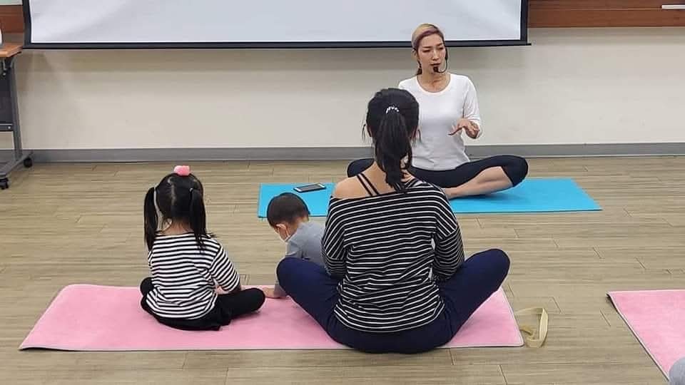 宸甄帶領親子瑜珈課程